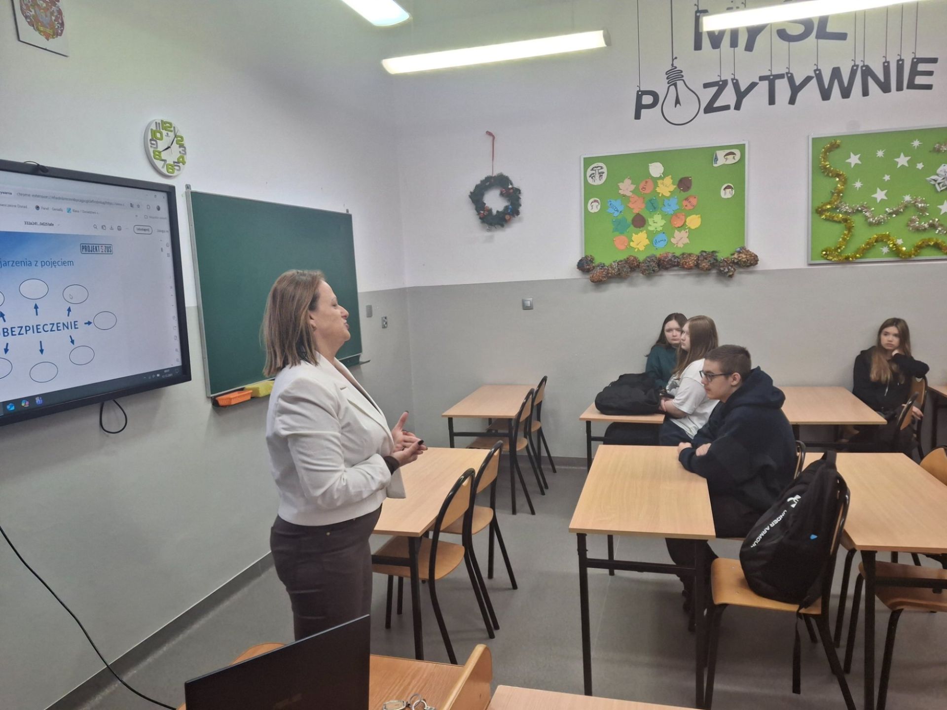 Uczniowie słuchają prezentacji pracownika ZUS