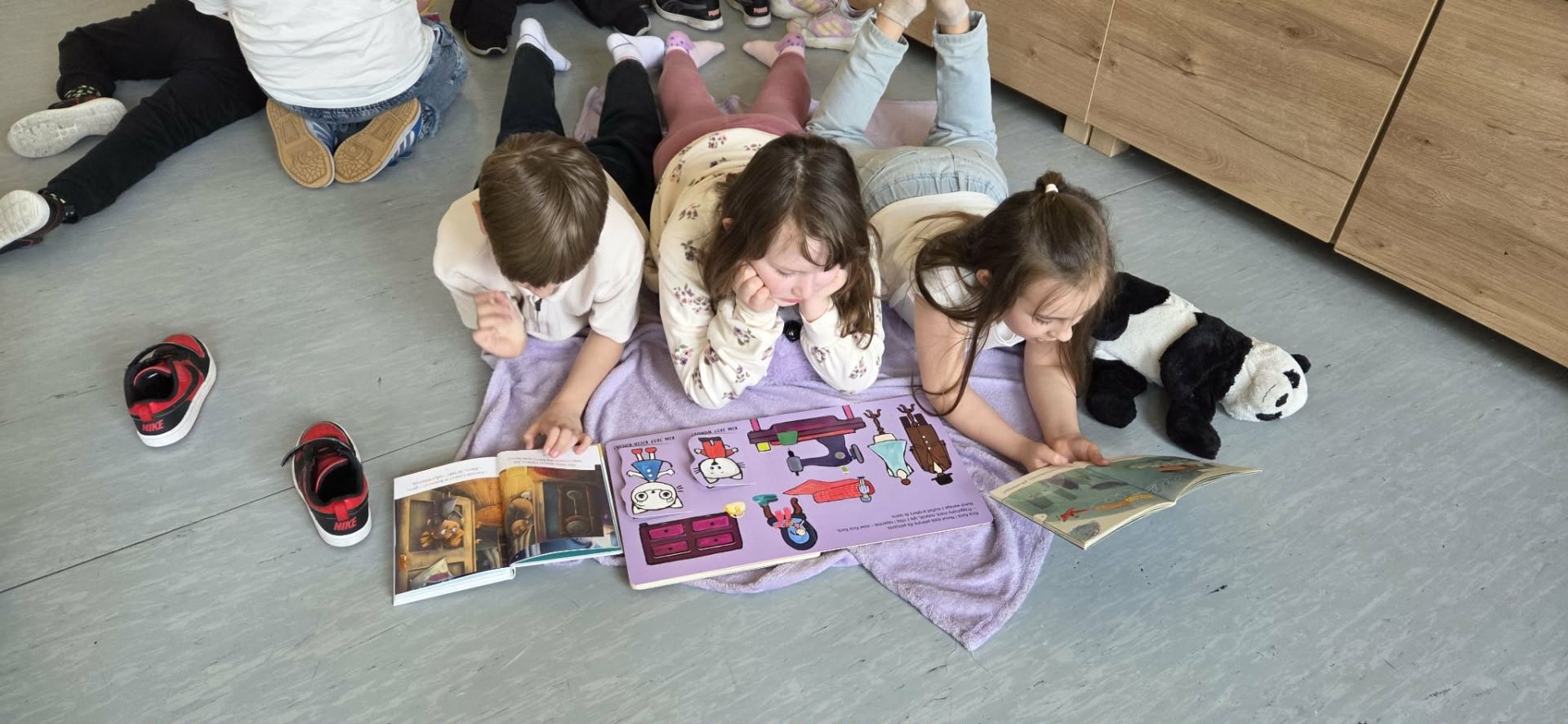 Uczniowie klasy 1b podczas czytania.