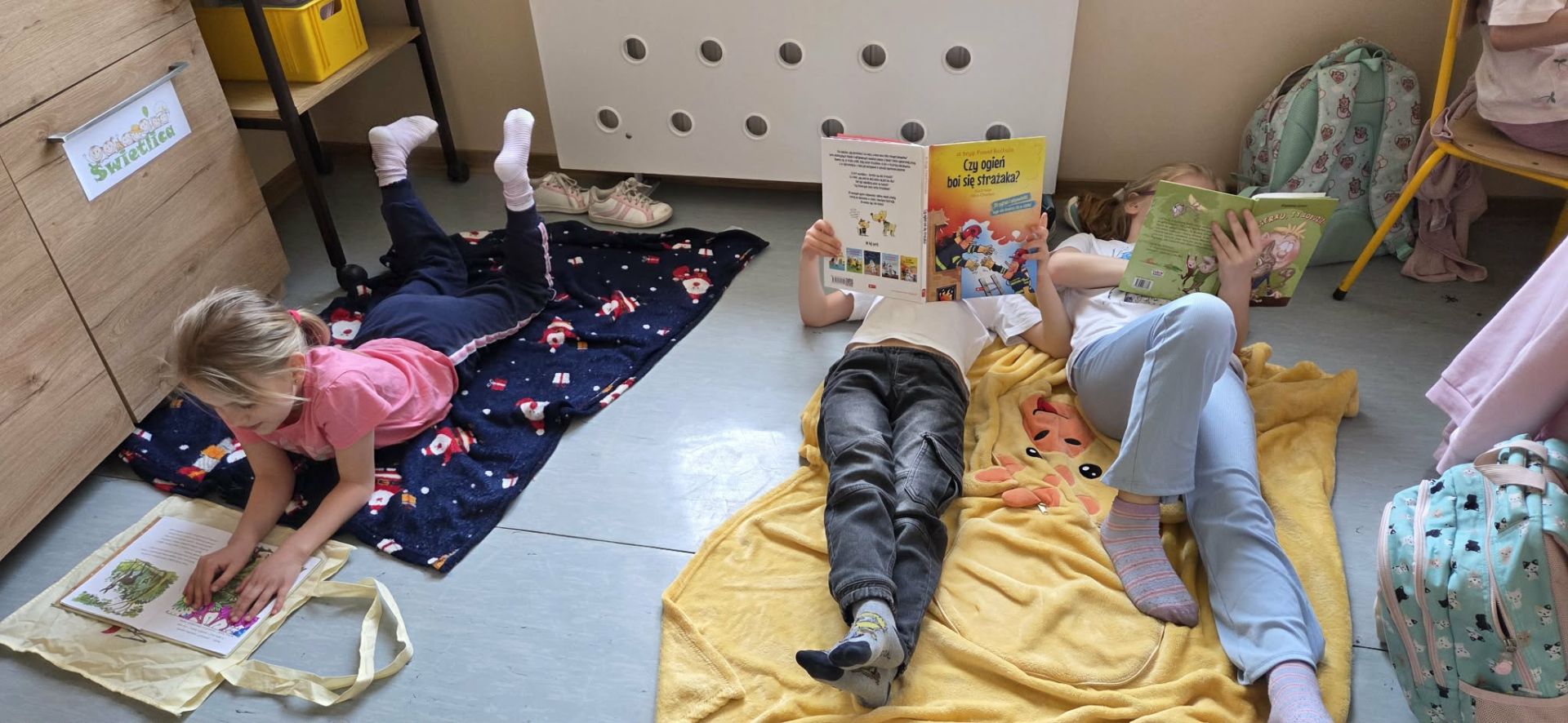 Uczniowie klasy 1b podczas czytania.