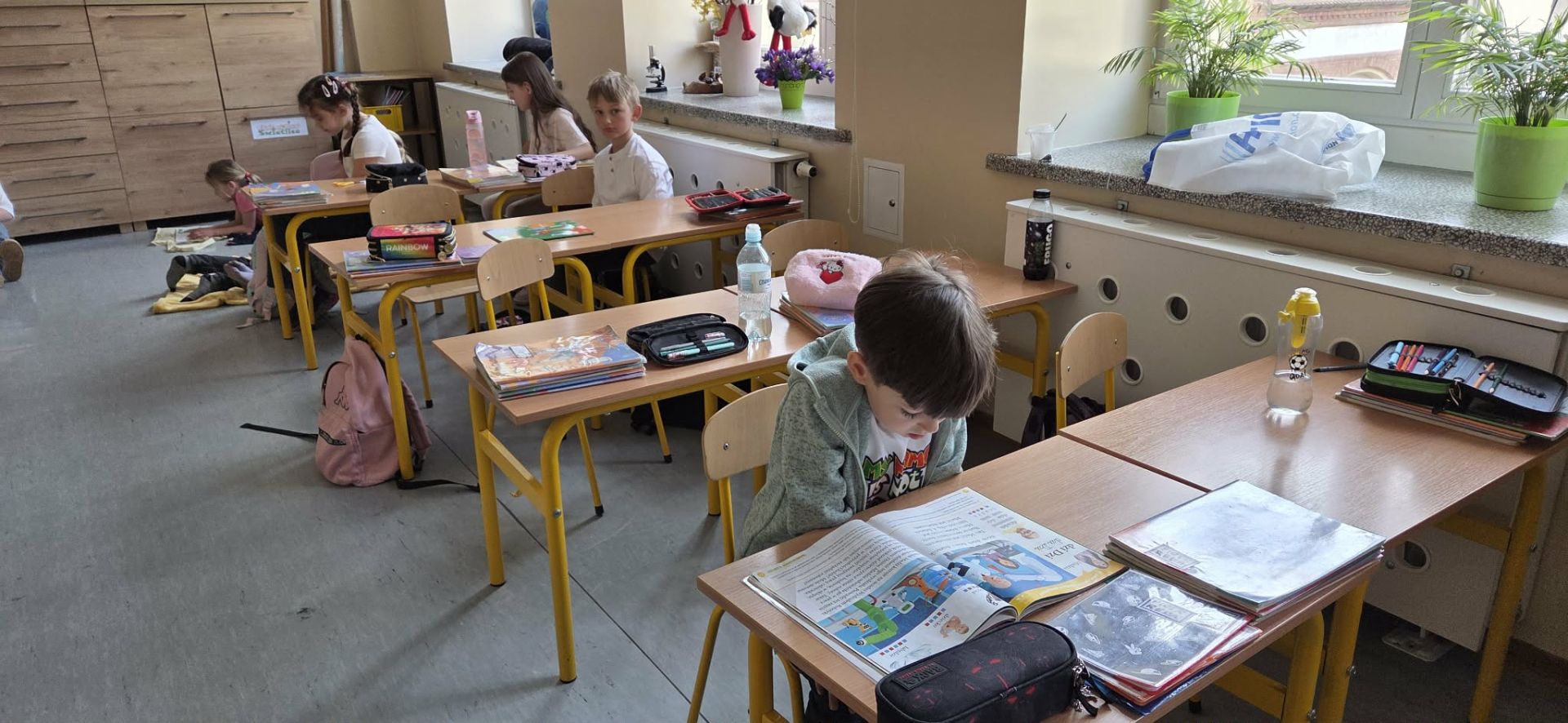 Uczniowie klasy 1b podczas czytania.