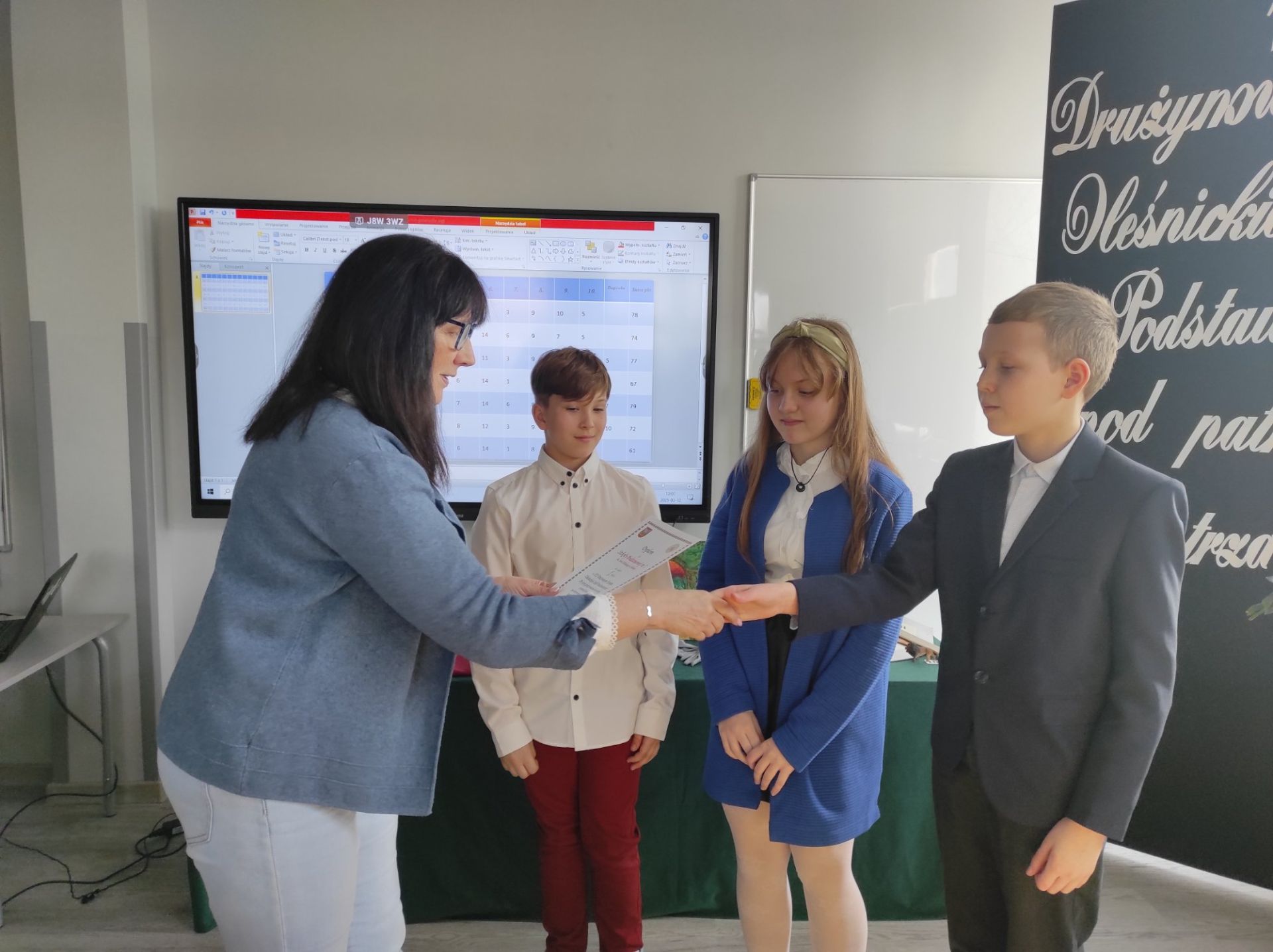 Zdjęcia przedstawiają zwycięską drużynę.   