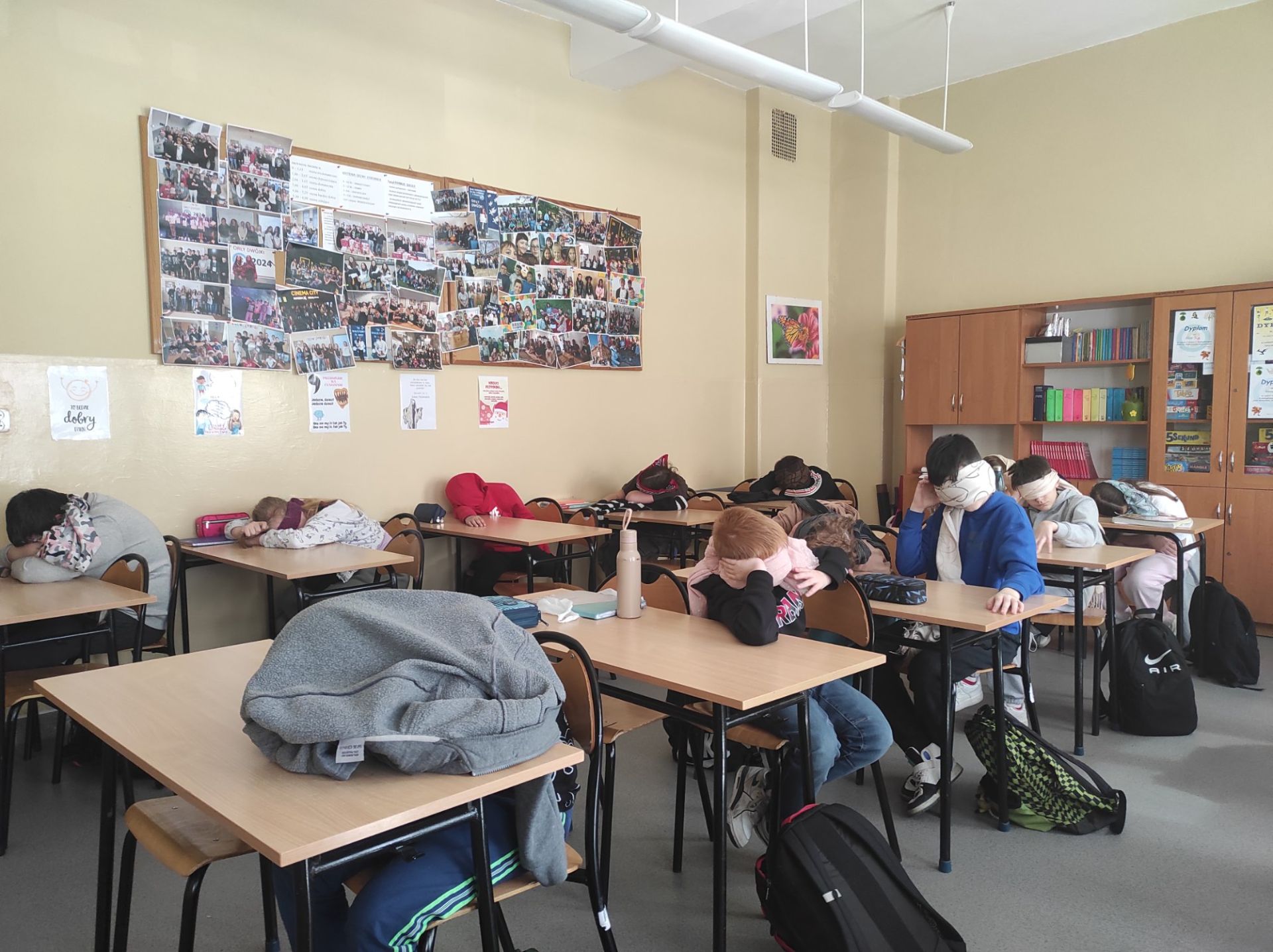 Zdjęcia przedstawiają uczniów w trakcie słuchania tekstu. 