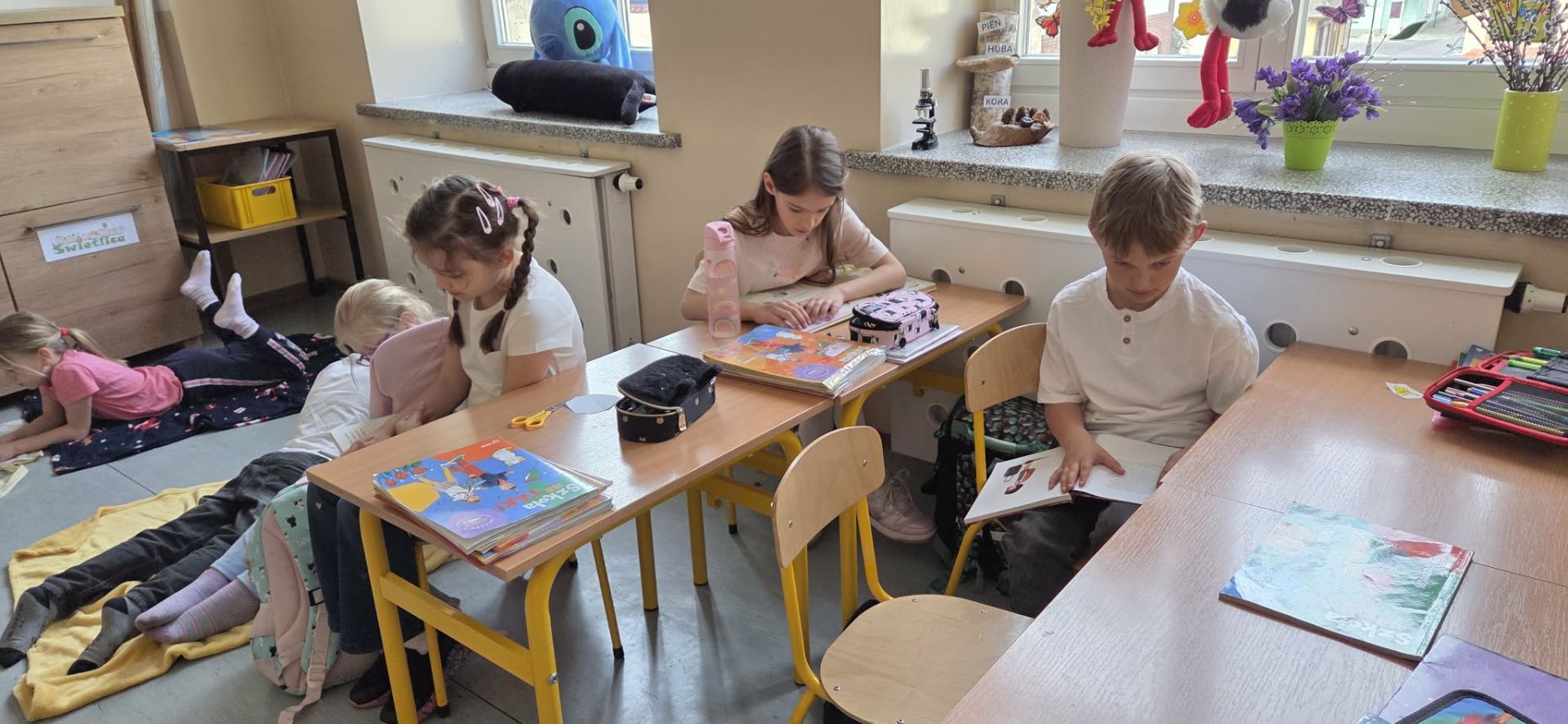 Uczniowie klasy 1b podczas czytania.