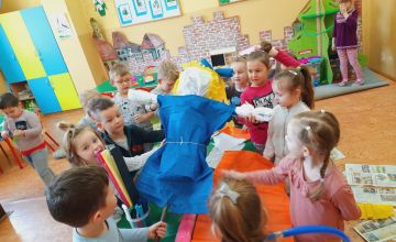 GRUPA PIĘCIOLATKÓW SZYKUJE SIĘ DO POWITANIA WIOSNY 
