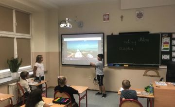 Dwoje uczniów klasy IIA w formie prezentacji multimedialnej opowiada o swoich wakacjach na Ukrainie.