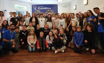 Zdjęcie przedstawia uczniów naszej szkoły, którzy stoją w towarzystwie pani ambasador Estonii Marit Maks i wolontariuszy Fundacji EuroWeek