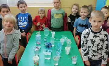 Zdjęcia przedstawiają dzieci z grupy 5,6 - latków, które zakładają hodowlę kryształów solnych.