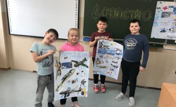 uczniowie klasy IIA prezentują plakaty o lotnictwie