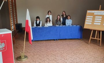 Zdjęcie przedstawia uczennice zasiadające w Komisji Wyborczej w dniu wyborów do Samorządu Uczniowskiego