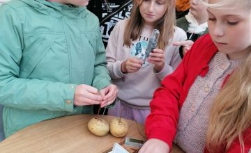 4 B na zajęciach edukacyjnych o Ignacym  Łukasiewiczu