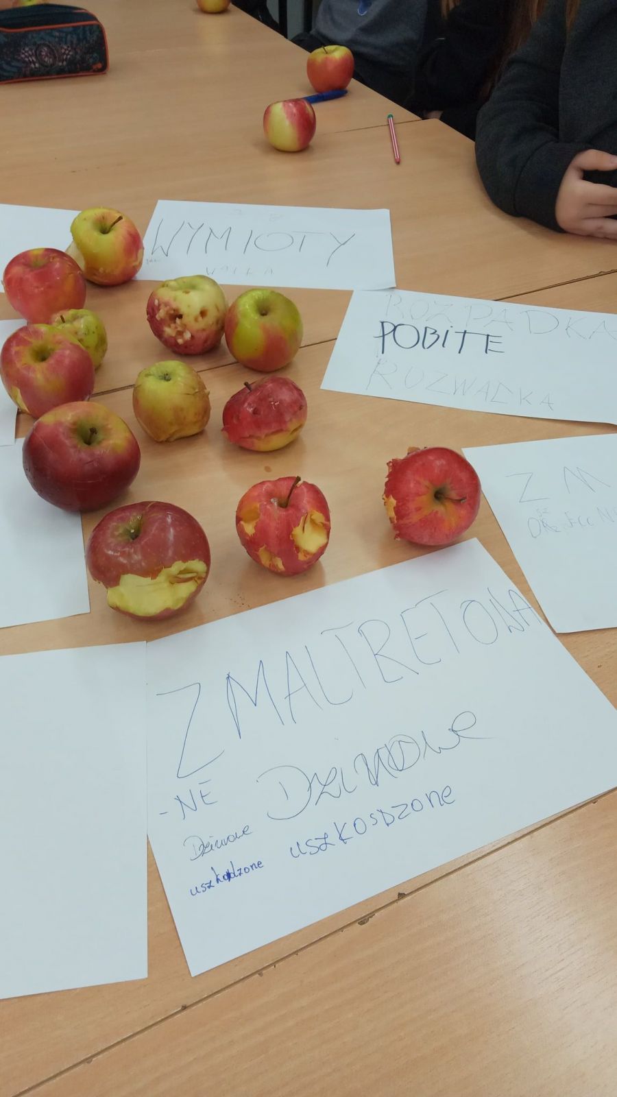 Na zdjęciach są uczniowie 7b z jabłkami