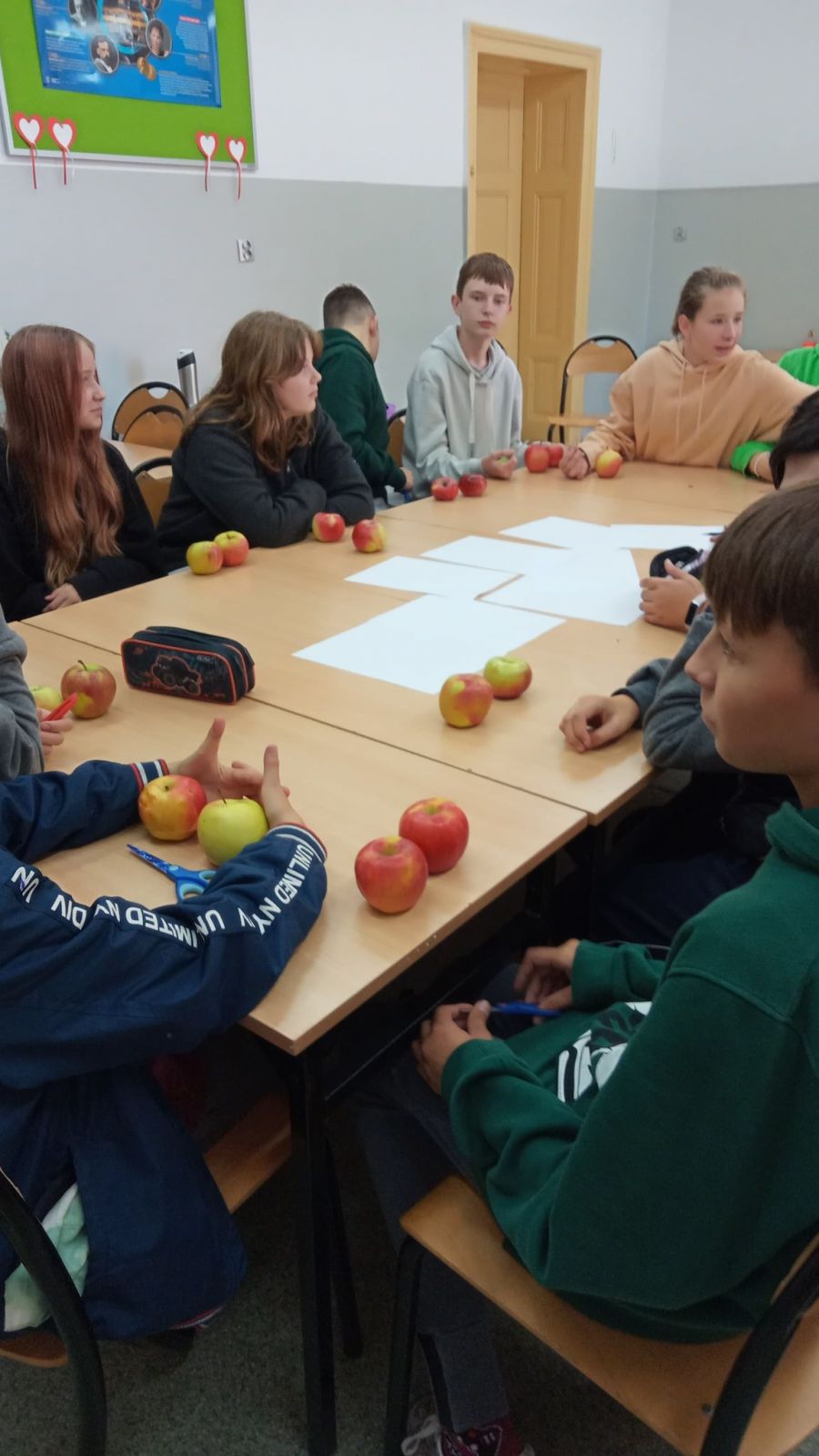 Na zdjęciach są uczniowie 7b z jabłkami