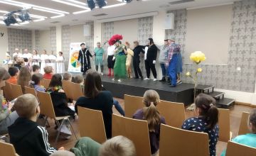 Wiosenne przedstawienie w Bibliotece przy Reja