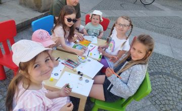 Pierwszoklasiści na miejskich obchodach Dnia Dziecka