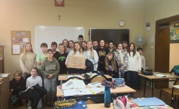 Klasa 5b oraz uczniowie, wysyłający paczkę pełną maskotek