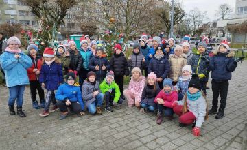 Nasi uczniowie ozdobili choinkę na placu Zwycięstwa