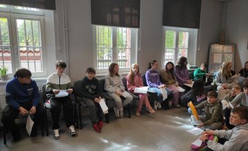 Uczniowie klas piątych na spotkaniu z pisarką Urszulą Ewertowską.