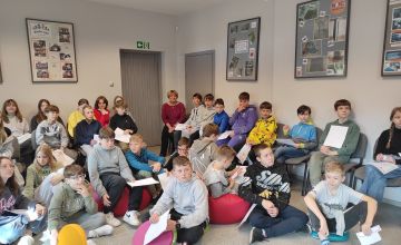 Uczniowie klas piątych na spotkaniu z pisarką Urszulą Ewertowską
