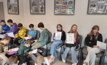 Uczniowie klas piątych na spotkaniu z pisarką Urszulą Ewertowską