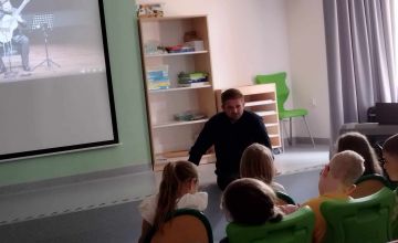 Spotkanie klas drugich z kompozytorem - panem Dawidem Aleksym Dorożyńskim