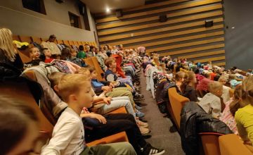 Uczniowie klas pierwszych na przedstawieniu teatralnym