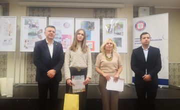 Zdjęcia przedstawiają laureatkę z organizatorami i sponsorami konkursu oraz wszystkich nagrodzonych i wyróżnionych uczniów z oleśnickiego powiatu.