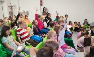 Spotkanie uczniów z przedstawicielką Policji .