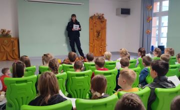 Spotkanie uczniów z przedstawicielką Policji .