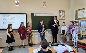 Wizyta uczniów szkoły muzycznej – mini koncert pełen talentu!