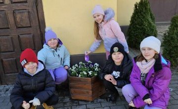 Wiosenne sadzenie kwiatów przez członków koła przyrodniczego klas 3 
