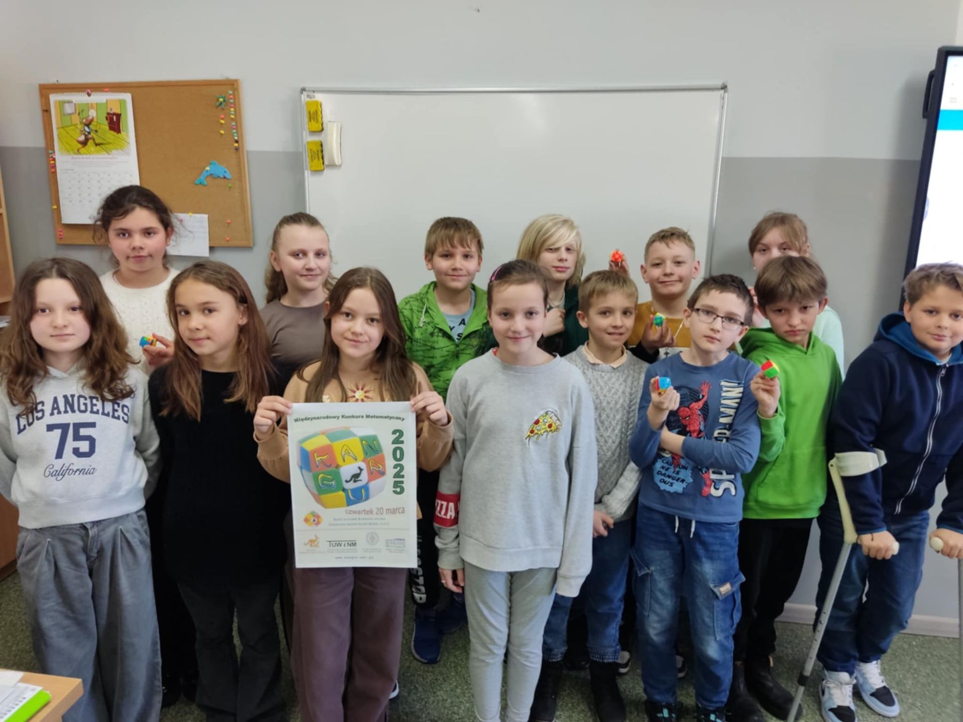 Zdjęcia przedstawiają uczestników biorących udział w konkursie "Kangur".