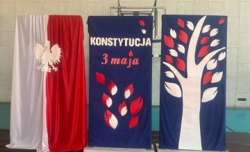 Uroczysty apel z okazji Święta Narodowego Trzeciego Maja.