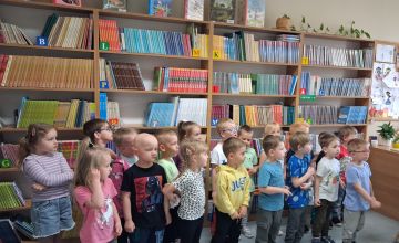  Dzieci z przedszkola w bibliotece szkolnej.