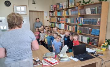  Dzieci z przedszkola w bibliotece szkolnej.