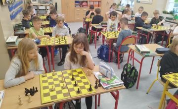 Uczniowie podczas gry w warcaby