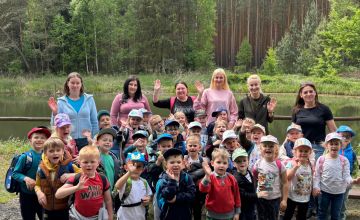  Leśna przygoda przedszkolaków z grup Żabek i Motylków – edukacyjna wycieczka do lasu 