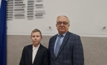 Uroczyste odsłonięcie tablicy ze stypendystami imienia Iwony Sanojcy.