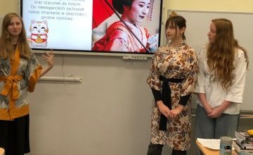 Lekcja o Japonii prowadzona przez uczniów klasy 8 czyli "Nasze podróże małe i duże