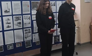 Uczniowie klasy  8 a, 8 b i 7 a podczas przedstawienia