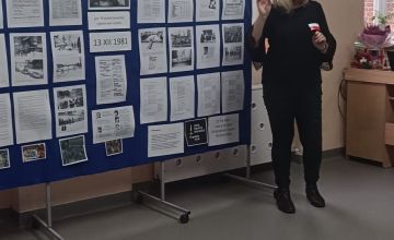 Uczniowie klasy  8 a, 8 b i 7 a podczas przedstawienia