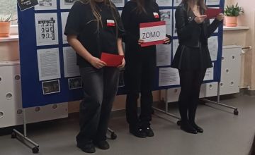 Uczniowie klasy  8 a, 8 b i 7 a podczas przedstawienia