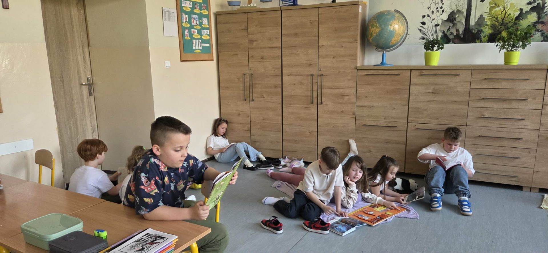 Uczniowie klasy 1b podczas czytania.