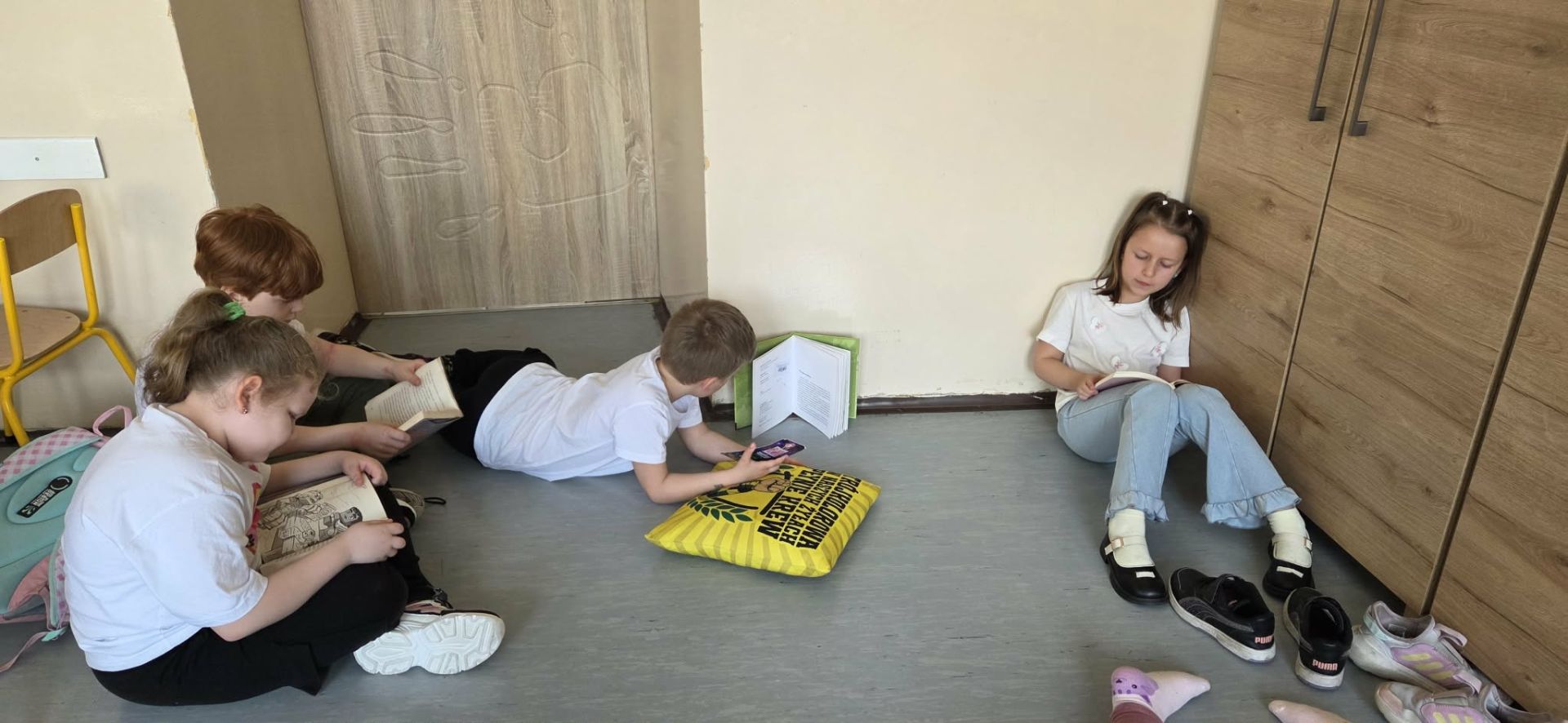 Uczniowie klasy 1b podczas czytania.