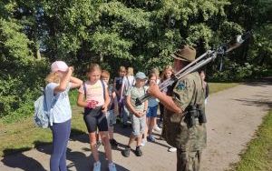 Uczniowie w czasie spaceru w rezerwacie przyrody (9)