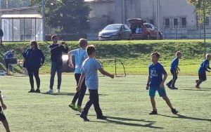 Zdjęcia przedstawiają uczniów kl. 1-4 podczas Turnieju Piłki Nożnej Szkół Podstawowych (3)