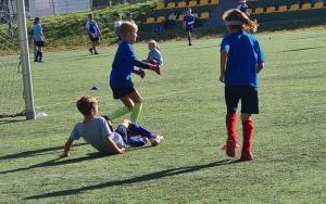 Zdjęcia przedstawiają uczniów kl. 1-4 podczas Turnieju Piłki Nożnej Szkół Podstawowych (6)