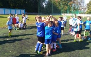 Zdjęcia przedstawiają uczniów kl. 1-4 podczas Turnieju Piłki Nożnej Szkół Podstawowych (10)