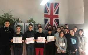 Zdjęcia przedstawiają uczniów szkoły, którzy solidaryzują się z Ukrainą (6)
