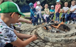 Zdjęcie przedstawiają dzieci w czasie obchodów Dnia Dziecka (2)