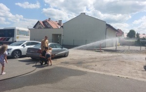 Na zdjęciach są uczniowie klasy 2a i 2b oraz strażacy z PSP Syców. (8)